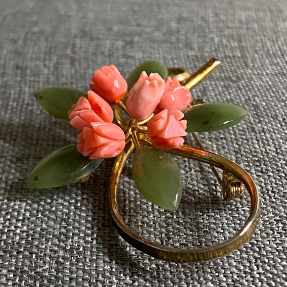 Vintage Carved Coral & Green Jade Floral Brooch – Gold Tone – Peachy-Pink Roses - Picture 5 of 7
